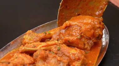 Geleneksel baharat ve sosla hazırlanmış körili tavuk, klasik bir konfor yemeği olarak servis edilir. Hint mutfağı promosyonları, restoran menüleri, yemek pazarlama, kültürel gıda görselleri ve köri yemeklerini vurgulayan ticari stok görüntüleri için ideal..