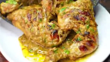 Sarımsaklı tereyağlı ıstakoz sulu ve yumuşak olana kadar pişirilir, özel deniz ürünleri yemeği olarak kremalı patates püresi ile servis edilir. Lüks yemek menüleri ve güzel restoran görselleri için ideal.