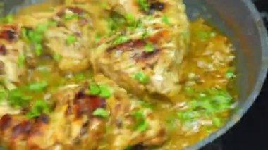 Lokanta usulü sıcak servis edilen kremalı Malai tikka körili tavuk tereyağlı yumuşak soslu yumuşak tavuk. Hint mutfağı promosyonları, yemek pazarlama görselleri, yemek menüleri ve köri yemekleri üzerine odaklı ticari stok görüntüleri için uygundur..