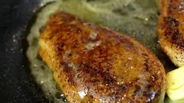 Zengin bitki sosu ve taze tavukla pişirilmiş kremalı tavuk soslu makarna. Restoran usulü sıcak servis ediliyor. İtalyan mutfak promosyonları, konforlu yemek görselleri, menü gösterimleri ve pesto makarna yemekleri sergilenen ticari stok görüntüleri için ideal..