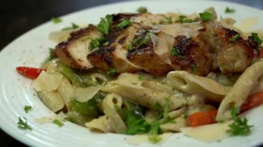 Sarımsaklı tereyağlı ıstakoz sulu ve yumuşak olana kadar pişirilir, özel deniz ürünleri yemeği olarak kremalı patates püresi ile servis edilir. Lüks yemek menüleri ve güzel restoran görselleri için ideal.