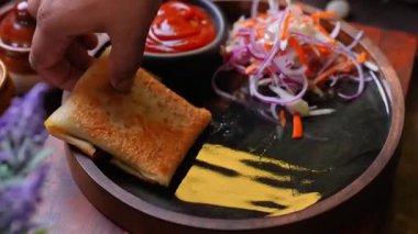 Sarımsaklı tereyağlı ıstakoz sulu ve yumuşak olana kadar pişirilir, özel deniz ürünleri yemeği olarak kremalı patates püresi ile servis edilir. Lüks yemek menüleri ve güzel restoran görselleri için ideal.