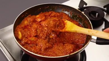 Sarımsaklı tereyağlı ıstakoz sulu ve yumuşak olana kadar pişirilir, özel deniz ürünleri yemeği olarak kremalı patates püresi ile servis edilir. Lüks yemek menüleri ve güzel restoran görselleri için ideal.