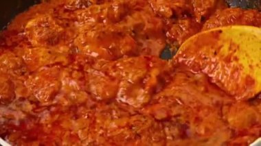 Sarımsaklı tereyağlı ıstakoz sulu ve yumuşak olana kadar pişirilir, özel deniz ürünleri yemeği olarak kremalı patates püresi ile servis edilir. Lüks yemek menüleri ve güzel restoran görselleri için ideal.