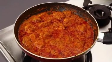 Kalın baharat ve kremalı sos ile hazırlanmış baharatlı tavuk tikka masala, derin tat ve aromayla sıcak servis edilir. Hint yemek menüleri, baharat zengini mutfak promosyonları, yemek servisi görselleri ve köri tabakları sergilenen ticari stok görüntüleri için ideal..