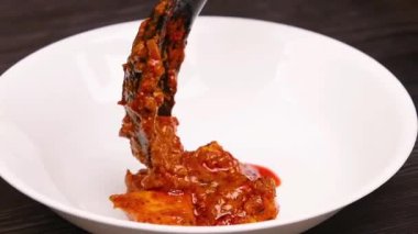 Hint usulü tavuk tikka masala, kremsi dokuya ve taze tavuğa ev sahipliği yapar, bol baharatlı sıcak servis edilir. Restoran menüleri, Hint mutfağı görselleri, yemek pazarlama ve klasik körileri vurgulayan ticari stok görüntüleri için mükemmel..