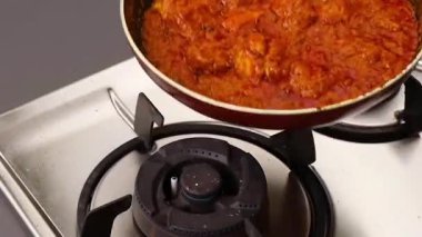 Geleneksel tavuk tikka masala baharatlı kremalı sos ve taze tavukla pişirilir, aromatik sunumla sıcak servis edilir. Hint mutfağı pazarlama, restoran görselleri, kültürel gıda içeriği ve ticari stok görüntüleri için mükemmel..