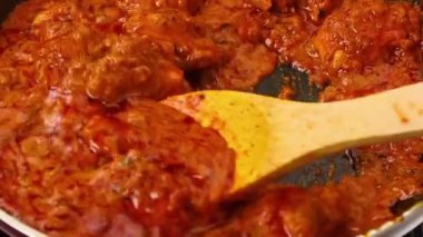 Zengin soslu ve taze tavuklu ev usulü tavuk tikka masala, rahatlatıcı bir lezzetle sıcak servis edilir. Ev tarzı menüler, Hint mutfağı görselleri, yemek blogları ve köri yemeklerini vurgulayan ticari stok görüntüleri için uygundur..
