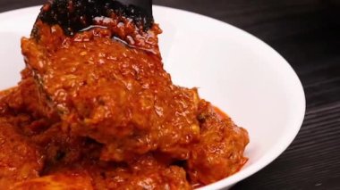 Kalın kremalı soslu ve taze tavuklu zengin tavuk tikka masala. Restoran tarzı sunumda sıcak servis ediliyor. Hint lokantası menüleri, yemek servisi promosyonları ve köri yemeklerinin ticari stok görüntüleri için ideal..