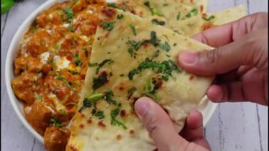 Otantik tavuk tikka masala, zengin aromalı, kremalı soslu ve taze tavuk parçalı sıcak servis edilir. Restoran menüleri, Hint yemekleri, yemek servisleri ve geleneksel köri yemekleri sergilenen ticari stok görüntüleri için uygundur..