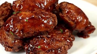 Baharatlı tavuk kanatları kıtır kıtır kızarana ve baharatlı baharatla karıştırılana kadar kızartıldı. Bar menüleri, parti atıştırmalıkları, fast food promosyonları ve baharatlı tavuk kanatları sergilenen ticari stok görüntüleri için mükemmel..