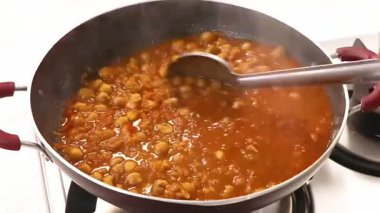 Otantik chole bhature baharatlı köri ve kızarmış ekmekle sıcak servis edilir. Geleneksel Hint yemeği sergilenir. Restoran menüleri, Hint mutfağı promosyonları, kültürel yemek görselleri ve ticari stok görüntüleri için mükemmel..
