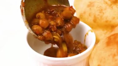 Sarımsaklı tereyağlı ıstakoz sulu ve yumuşak olana kadar pişirilir, özel deniz ürünleri yemeği olarak kremalı patates püresi ile servis edilir. Lüks yemek menüleri ve güzel restoran görselleri için ideal.