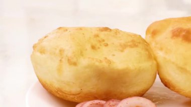 Baharatlı kolesistektomi, aromalı köri ve kızarmış bhature karışımı. Restoran usulü sıcak servis ediliyor. Menü sergileri, Hint mutfağı görüntüleri, yemek dağıtım platformları ve ticari stok görüntüleri için mükemmel..