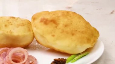 Kuzey Hindistan kolesistektomi aromatik köri ve kızarmış ekmekle hazırlanmış sağlıklı bir yemek kadar sıcak servis edilir. Restoran menüleri, kültürel yemek promosyonları ve Hint konforlu yiyeceklerini gösteren ticari stok görüntüleri için uygundur..