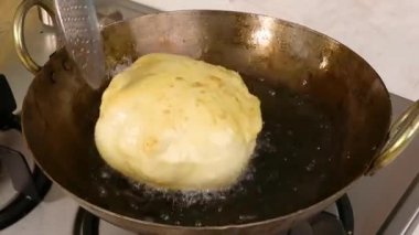 Köfteli kolesistektomi, geleneksel Hint yemeklerini temsil eden zengin nohut körisi ve pofuduk bhatürle servis edilir. Restoran promosyonları, yemek kültürü görselleri, yemek servisi içeriği ve ticari stok görüntüleri için ideal..