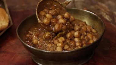 Sarımsaklı tereyağlı ıstakoz sulu ve yumuşak olana kadar pişirilir, özel deniz ürünleri yemeği olarak kremalı patates püresi ile servis edilir. Lüks yemek menüleri ve güzel restoran görselleri için ideal.