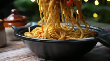 Sebze ve baharatla kızartılmış vejetaryen chowmein noodle, Asya usulü sıcak servis edilir. Vejetaryen menüleri, bitki temelli yemek promosyonları, Asya mutfağı görselleri, restoran içeriği ve vejetaryen erişte yemekleri gösteren ticari stok görüntüleri için mükemmel..