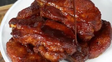 Sarımsaklı tereyağlı ıstakoz sulu ve yumuşak olana kadar pişirilir, özel deniz ürünleri yemeği olarak kremalı patates püresi ile servis edilir. Lüks yemek menüleri ve güzel restoran görselleri için ideal.