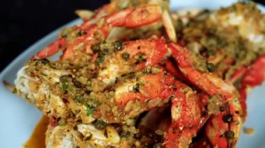 Sarımsaklı tereyağlı ıstakoz sulu ve yumuşak olana kadar pişirilir, özel deniz ürünleri yemeği olarak kremalı patates püresi ile servis edilir. Lüks yemek menüleri ve güzel restoran görselleri için ideal.