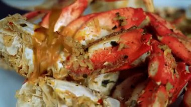 Buharda pişirilmiş yengeç bacakları sarımsaklı tereyağı sosuyla eşleştirilir, sıcak servis edilir, lezzetli ve zarif tabaklar sunulur. Deniz ürünleri büfeleri, güzel yemek menüleri, kıyı yemekleri görselleri ve özel yengeç yemekleri içeren ticari stok görüntüleri için mükemmel..