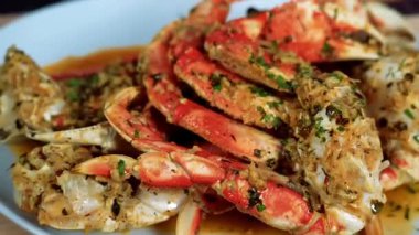 Restoran tarzı sunumda sarımsaklı tereyağı sosuyla servis edilen birinci sınıf yengeç bacakları taze eti ve zengin deniz ürünleri tadını ön plana çıkarıyor. Üst düzey yemek menüleri, deniz ürünleri pazarlama görselleri ve ticari stok görüntüleri için ideal..