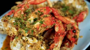 Klasik yengeç bacağı hazırlayıp sarımsaklı tereyağı sosuyla sıcak servis ederek geleneksel deniz ürünleri konforlu yiyecekler sunuyor. Deniz ürünleri restoranları, kıyı mutfağı görselleri, menü gösterimleri ve ticari stok görüntüleri için uygundur..