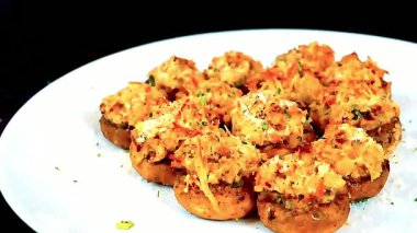 Kremalı deniz mahsulleri ile hazırlanmış mantarlı yengeç topları. Altın olana kadar şekillendirilmiş ve pişirilmiş. Aperatif menüler, parti tabakları, gurme yemek görselleri ve deniz ürünleri sergilenen ticari stok görüntüleri için ideal..