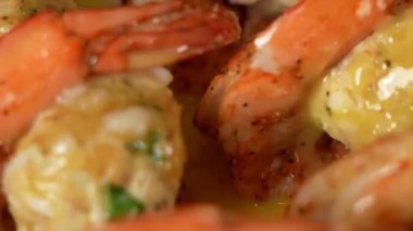 Lezzetli yengeç dolgulu yengeç dolması ile hazırlanmış yengeç dolması sulu olana kadar pişirilmiş, sunumuyla sıcak servis edilmiş. Deniz ürünleri restoran menüleri, lüks yemek görüntüleri ve doldurulmuş deniz ürünleri yemeklerini ön plana çıkaran ticari stok görüntüleri için mükemmel..