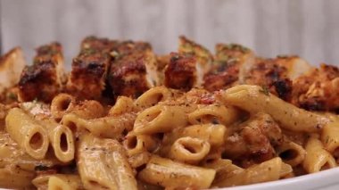 Sarımsaklı tereyağlı ıstakoz sulu ve yumuşak olana kadar pişirilir, özel deniz ürünleri yemeği olarak kremalı patates püresi ile servis edilir. Lüks yemek menüleri ve güzel restoran görselleri için ideal.