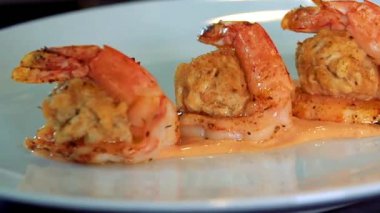 Gurme yengeç dolması karides, bol deniz ürünleri aromalı ve zarif bir sunumla sıcak servis edilir. Üst düzey deniz ürünleri menüleri, yemek promosyonları, lüks yemek görselleri ve ticari stok görüntüleri için ideal..