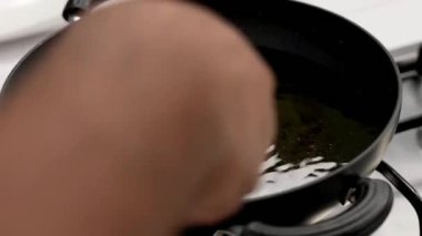 Sarımsaklı tereyağlı ıstakoz sulu ve yumuşak olana kadar pişirilir, özel deniz ürünleri yemeği olarak kremalı patates püresi ile servis edilir. Lüks yemek menüleri ve güzel restoran görselleri için ideal.