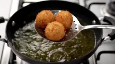 Çıtır çıtır peynirli toplar, çıtır çıtır ve yumuşak erimiş peynirlerle hazırlandı, sıcak servis edildi. Aperatif menüler, parti atıştırmalıkları, fast food promosyonları ve ucuz ısırıkları ön plana çıkaran ticari stok görüntüleri için mükemmel..