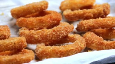 Kıtır soğan halkaları hamurla kaplanmış ve altın olana kadar kızartılmış. Klasik bir fast food ve aperatif olarak sıcak servis ediliyor. Restoran menüleri, hamburgerciler, abur cuburlar ve ticari stok görüntüleri için mükemmel..