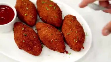 Karışık sebzelerle hazırlanmış, kızartılmış vejetaryen ve sebze pirzolası. Vejetaryen menüler, vejetaryen yemek promosyonları, abur cubur görselleri ve sebze bazlı kızarmış atıştırmalıkların yer aldığı ticari stok görüntüleri için ideal..