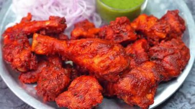 Çıtır çıtır kızarmış tavuk, sulu et ve çıtır çıtır dış katmanla birlikte sıcak servis edilir. Restoran menüleri, yemek teslimatı görselleri, konforlu yemek promosyonları ve kızarmış tavuğu ön plana çıkaran ticari stok görüntüleri için ideal..