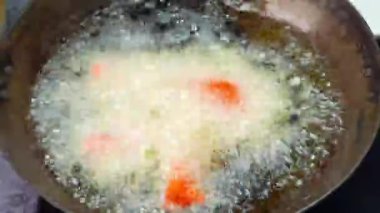 Çıtır çıtır kızarmış tavuk, çıtır çıtır kaplama ve içinde taze et, iştah açıcı dokuda sıcak servis edilir. Fast food menüleri, restoran promosyonları, konforlu yemek görselleri ve kızarmış tavuk sergilenen ticari stok görüntüleri için ideal..