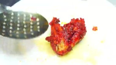 Dışı çıtır çıtır, içi sulu ve restoranda sıcak servis edilene kadar kızartılmış tavuk. Fast food promosyonları, parti yemekleri görselleri ve kızarmış tavukların ticari stok görüntüleri için mükemmel..