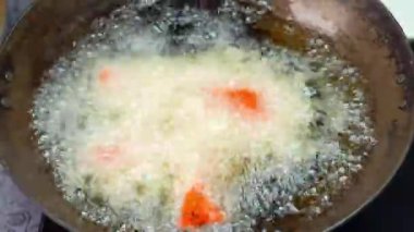 Çıtır çıtır kızarmış tavuk, çıtır çıtır kaplama ve sulu etle pişirilir. Restoran usulü sıcak servis edilir. Rahatlatıcı yemek görselleri, fast food promosyonları ve kızarmış tavuğun ticari stok görüntüleri için mükemmel..