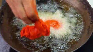 Bol dokulu ve çıtır çıtır kızarmış altın gibi tavuk. Restoran menüleri, yemek pazarlama görselleri, parti yemeği içeriği ve kızarmış tavuk tabakları sergilenen ticari stok görüntüleri için ideal..