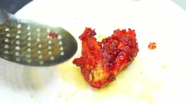 Kıtır kıtır, sulu, altın gibi kıtır kıtırlı bir tavuk. Popüler bir konfor yemeği olarak sıcak servis ediliyor. Restoran menüleri, fast food reklamları ve kızarmış tavuk tabakları sergilenen ticari stok görüntüleri için ideal..