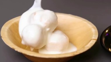 Hindistan safra kebabı kremalı yoğurt ve baharata batırılmış yumuşak hamur köfteleriyle hazırlandı, ferahlatıcı bir atıştırmalık olarak servis edildi. Chaat tezgahları, restoran menüleri ve Hint atıştırmalıklarını ön plana çıkaran ticari stok görüntüleri için ideal..