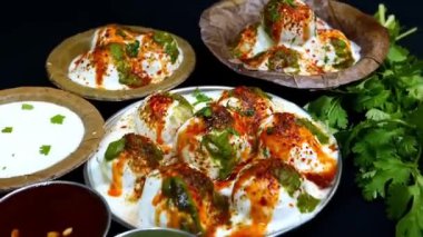 Hint sokak yemeklerinde yoğurt ve baharatla servis edilen yumuşak safra bada bhalla chaat. Vejetaryen atıştırmalık menüleri, yemek kültürü görselleri ve ticari stok görüntüler için mükemmel..