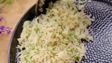 Dal Makhani aromatik jeera pilavı ile eşleştirildi, tam bir Hint yemeği olarak sıcak servis edildi. Restoran menüleri, Kuzey Hindistan mutfağı görselleri, yemek servisi içeriği ve mercimek tabaklarını vurgulayan ticari stok görüntüleri için ideal..