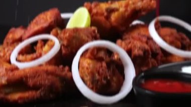 Kızarmış tavuk nugget ve kemiksiz tavuk parçaları çıtır çıtır ve sulu olana kadar pişirilir, popüler bir atıştırmalık ve yemek seçeneği olarak sunulur. Fast food menüleri, parti atıştırmalıkları, restoran görselleri ve ticari stok görüntüleri için ideal..