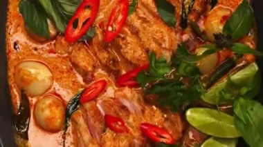 İçinde ördek köri ve tavuk yemekleri olan Asya köri tabağı bol sos ve baharatla servis edilir. Restoran promosyonları, çoklu yemek menüleri, yemek servisi görselleri ve köri tabakları sergilenen ticari stok görüntüleri için mükemmel..