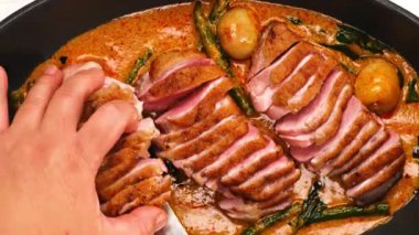 İçinde ördek köri, Tayland tavuğu ve körili tavuk bulunan tabakta zengin Asya lezzetleri sergileniyor. Lokanta menüleri, tabaklar, çok katlı yemek promosyonları ve ticari stok görüntüleri için ideal..