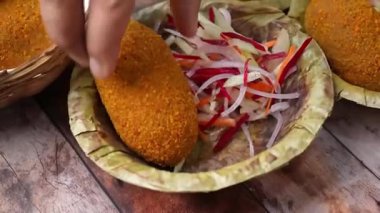 Çıtır yumurtalı pirzola ve çok pişmiş yumurta popüler Hint atıştırmalıkları olarak servis edilir. Sokak yemekleri menüleri, büfeler, fast food görselleri ve kızarmış yumurta atıştırmalıkları sergileyen ticari stok görüntüleri için ideal..