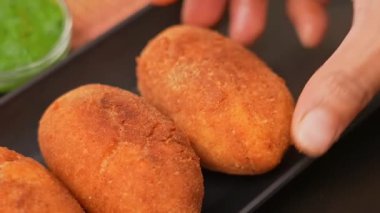 Yumurtalı ekmek rulosu. Baharatlı yumurtanın etrafına sarılmış ekmek. Altın olana kadar kızartılmış. Atıştırmalık menüler, fast food görselleri, Hint sokak yemekleri promosyonları ve ticari stok görüntüleri için ideal..