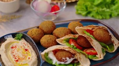 Sarımsaklı tereyağlı ıstakoz sulu ve yumuşak olana kadar pişirilir, özel deniz ürünleri yemeği olarak kremalı patates püresi ile servis edilir. Lüks yemek menüleri ve güzel restoran görselleri için ideal.